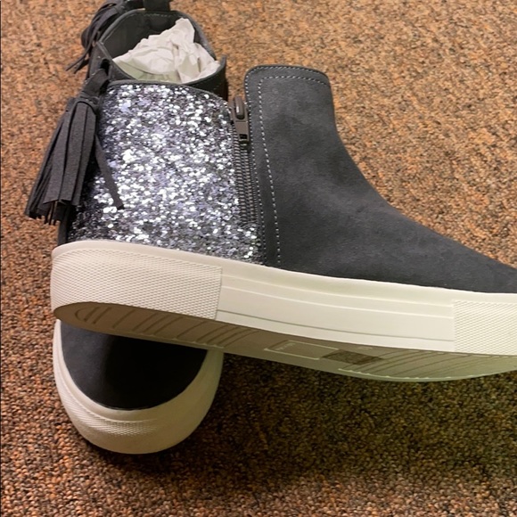 New Dolce Vita Sneakers - Picture 3 of 6